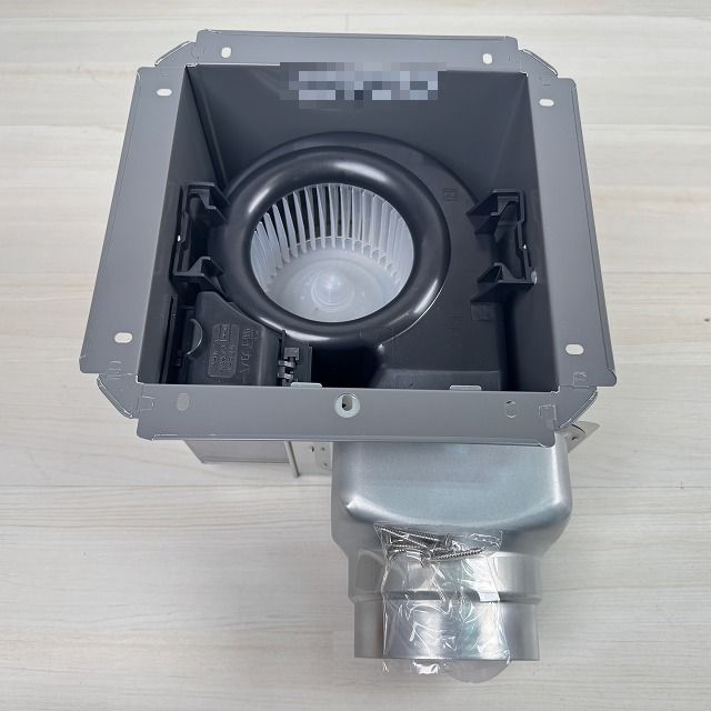 三菱電機 VD-13Z12 換気扇本体を上から見た内部。ファンと接続パイプが確認できる